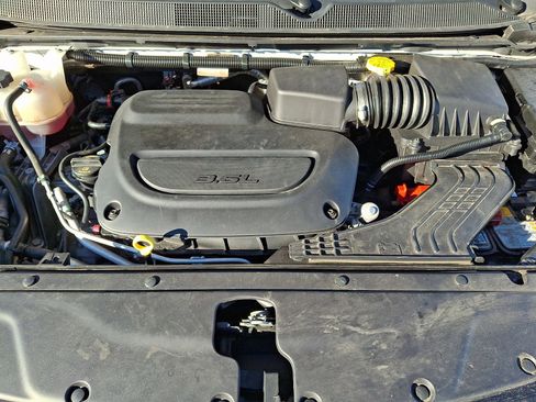 Used 2024 Chrysler Pacifica Touring-L image 27