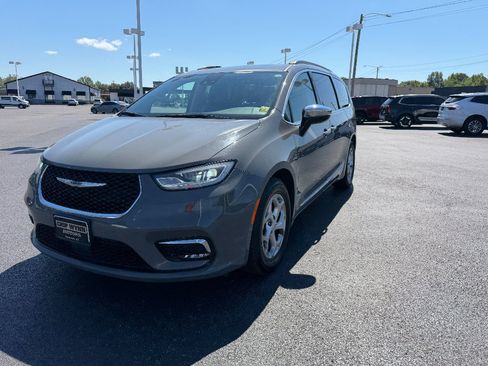 Used 2023 Chrysler Pacifica Limited FWD image 3