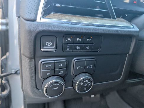 Used 2025 Chevrolet Suburban High Country AWD/4WD image 16