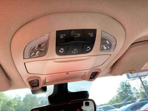 Used 2022 Chrysler Pacifica Limited w/ Uconnect Theater Family Group FWD image 36