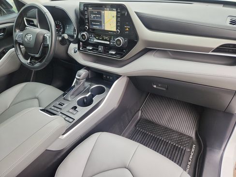 Used 2020 Toyota Highlander XLE AWD/4WD image 16
