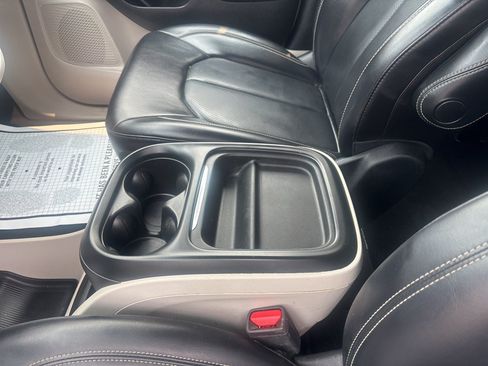 Used 2020 Chrysler Voyager Lxi FWD image 29