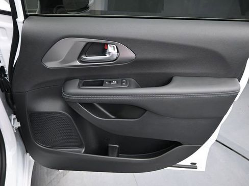 New 2025 Chrysler Voyager LX image 25