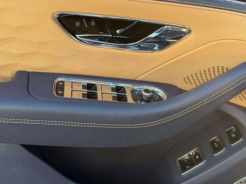 Used 2025 Bentley Flying Spur Plug-In Hybrid AWD/4WD image 26