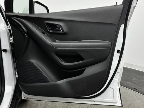 Used 2020 Chevrolet Trax LT w/ LT Convenience Package image 31