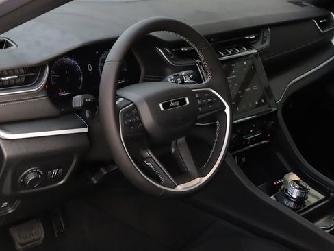 New 2025 Jeep Grand Cherokee 4WD image 9