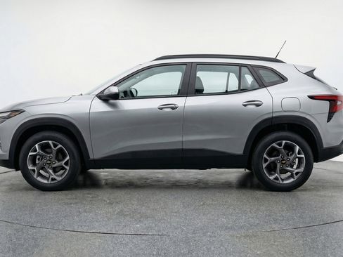 Used 2025 Chevrolet Trax LT FWD image 5