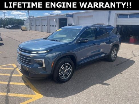 Used 2025 Chevrolet Traverse LT image 3