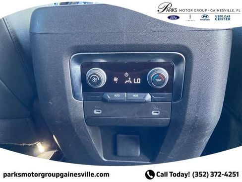Used 2024 Chevrolet Suburban LT RWD image 17