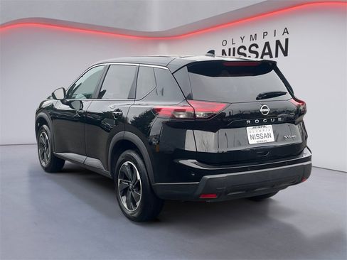 Used 2024 Nissan Rogue SV image 3
