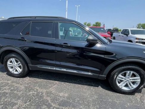 Used 2021 Ford Explorer XLT AWD/4WD image 3