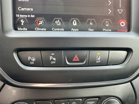 Used 2023 Jeep Cherokee Altitude Lux image 34