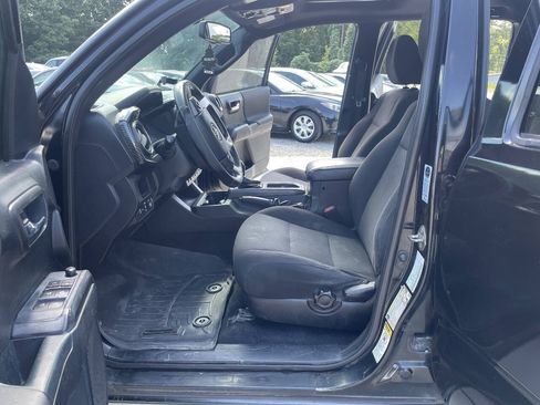 Used 2017 Toyota Tacoma TRD Off-Road w/ Premium & Technology Package AWD/4WD image 14