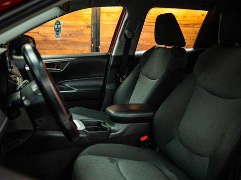 Used 2021 Toyota RAV4 XLE w/ Carpet Mat Package (TMS) AWD/4WD image 9