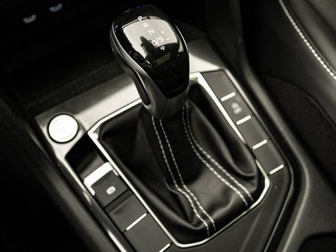 Used 2023 Volkswagen Tiguan SE w/ Panoramic Sunroof Package image 34