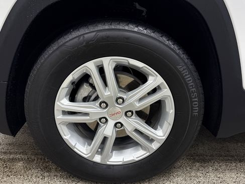 Used 2024 GMC Terrain SLE image 2