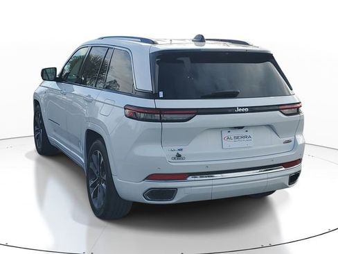 Used 2022 Jeep Grand Cherokee Overland w/ Luxury Tech Group IV AWD/4WD image 3