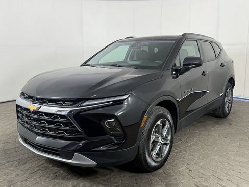 Used 2024 Chevrolet Blazer LT w/ Convenience Package FWD image 3