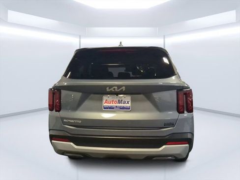 Used 2025 Kia Sorento LX FWD image 4