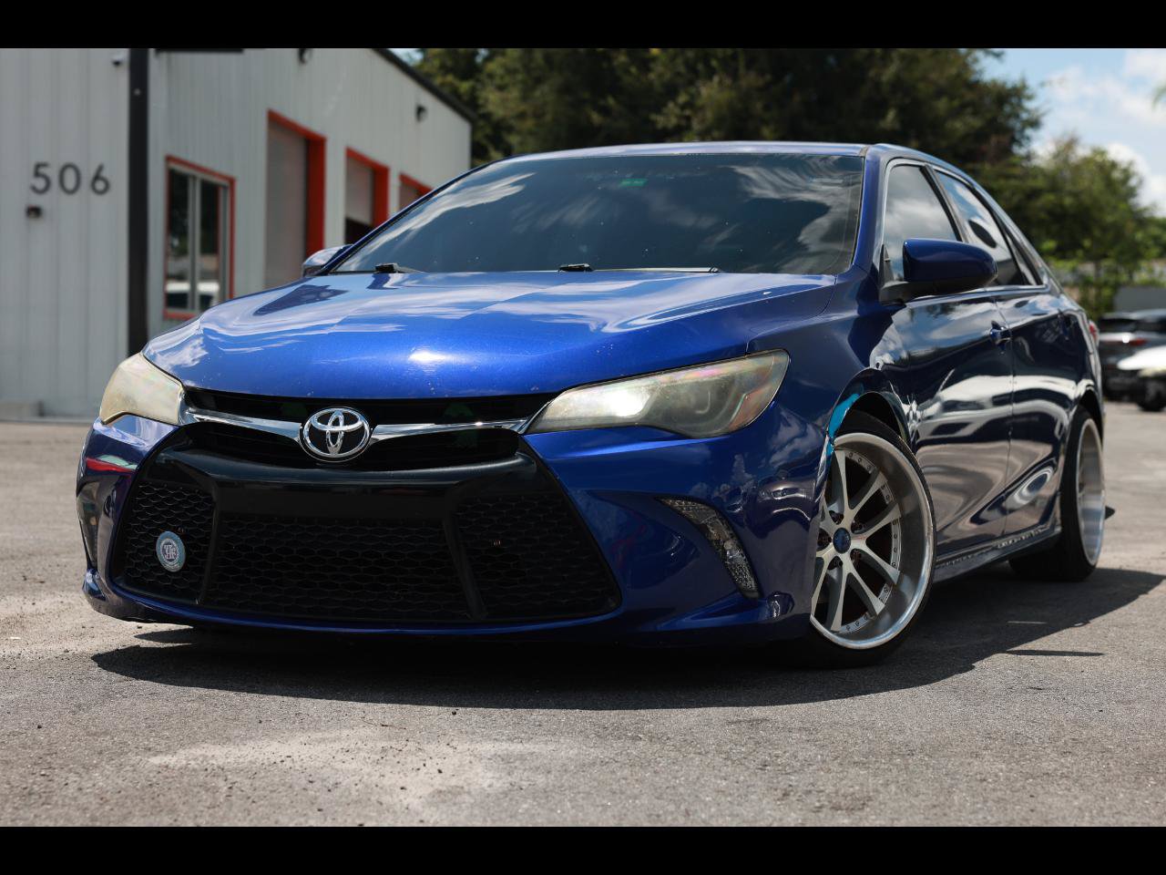 Used 2015 Toyota Camry SE FWD image 1