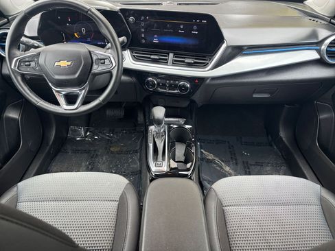 Used 2025 Chevrolet Trax LT w/ LT Convenience Package image 29
