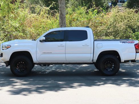 Used 2018 Toyota Tacoma TRD Sport w/ Technology Package image 3