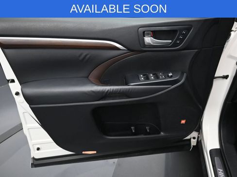 Used 2015 Toyota Highlander Limited w/ Driver Technology Package AWD/4WD image 11
