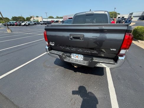 Used 2020 Toyota Tacoma SR5 AWD/4WD image 6