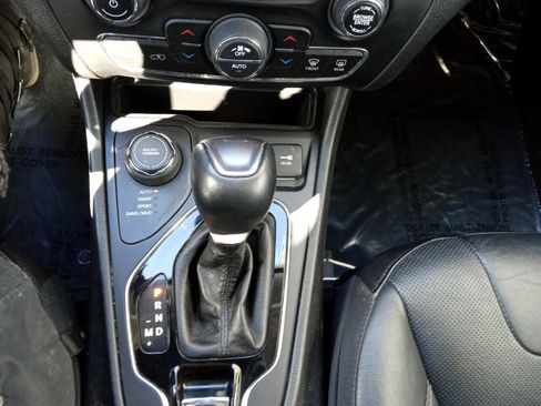 Used 2020 Jeep Cherokee Limited image 10