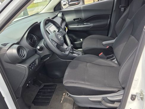 Used 2025 Nissan Kicks Play S image 3