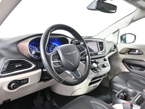 Used 2019 Chrysler Pacifica Touring-L FWD image 24