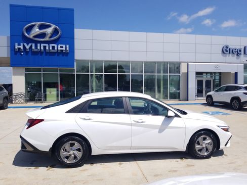 New 2026 Hyundai Elantra SE FWD image 8