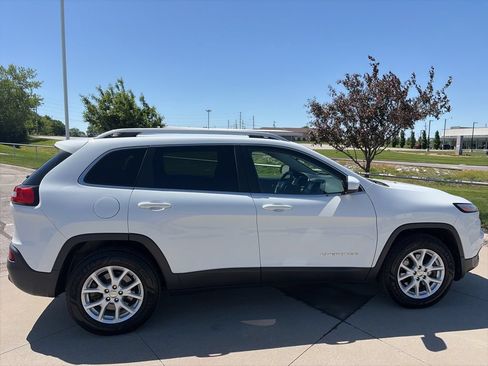 Used 2017 Jeep Cherokee Latitude w/ Cold Weather Group AWD/4WD image 14