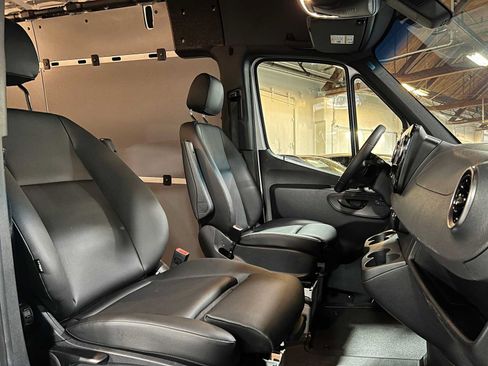 Used 2025 Mercedes-Benz Sprinter 2500 image 12