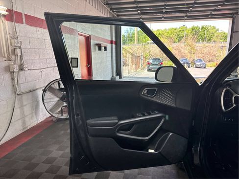 Used 2025 Kia Soul LX w/ LX Technology Package FWD image 19