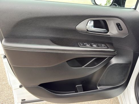 New 2026 Chrysler Pacifica Select FWD image 12