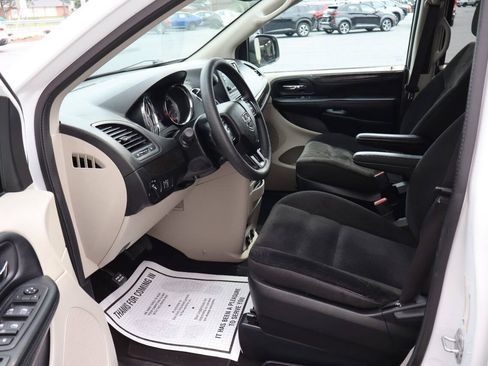 Used 2019 Dodge Grand Caravan SE FWD image 6
