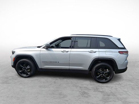 Used 2023 Jeep Grand Cherokee Altitude AWD/4WD image 2