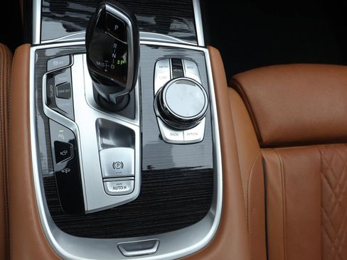 Used 2020 BMW 750i xDrive image 37