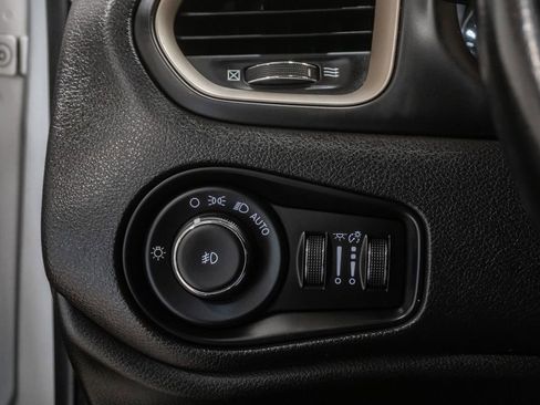 Used 2017 Jeep Renegade Latitude AWD/4WD image 12