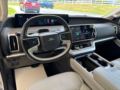 Used 2025 Ford Expedition Max Platinum AWD/4WD image 16