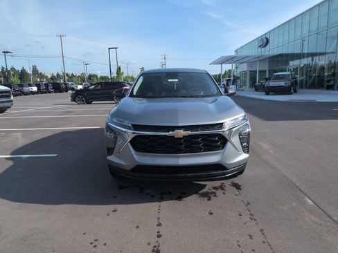 Used 2024 Chevrolet Trax LS w/ Driver Confidence Package FWD image 2