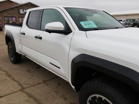 Used 2025 Toyota Tacoma TRD Off-Road image 11