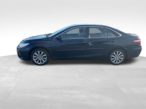 Used 2015 Toyota Camry XLE w/ Moonroof Package image 2
