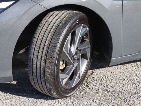 Used 2025 Hyundai Elantra SEL image 17