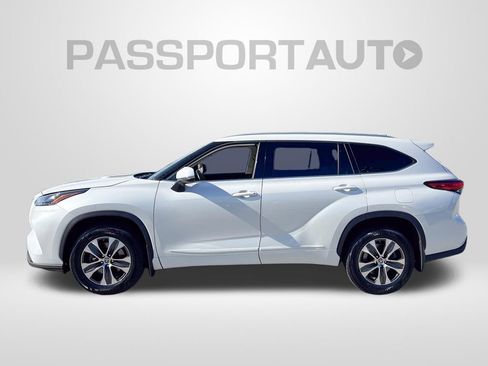 Used 2022 Toyota Highlander XLE AWD/4WD image 2