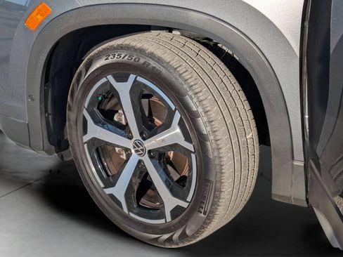 Certified 2025 Volkswagen Tiguan SE FWD image 30