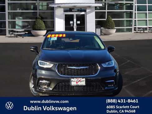 Used 2024 Chrysler Pacifica Select image 2