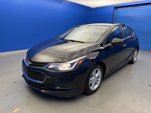Used 2017 Chevrolet Cruze LT w/ Convenience Package image 4