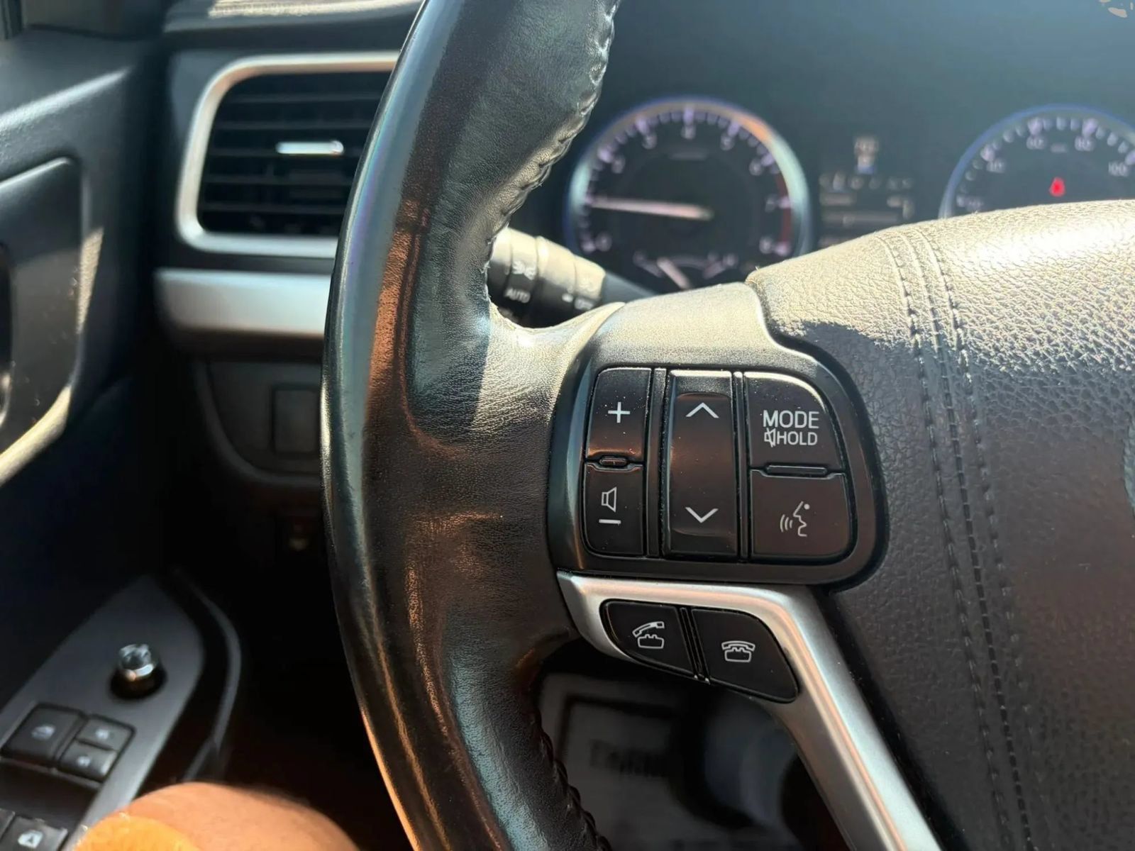 Used 2015 Toyota Highlander XLE AWD/4WD image 18